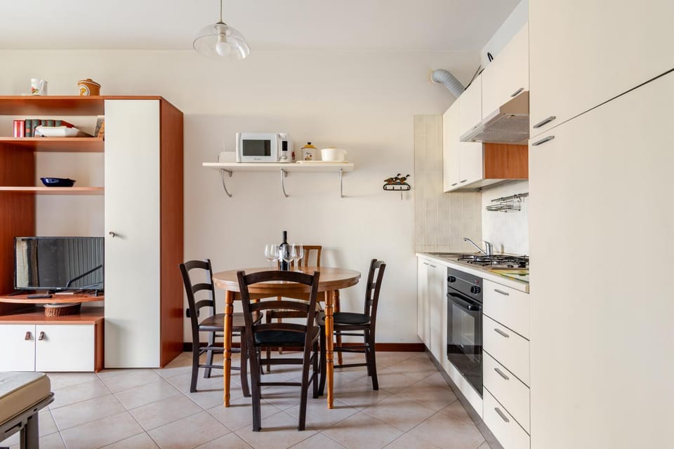 Kitchen or kitchenette, Dining area, toaster