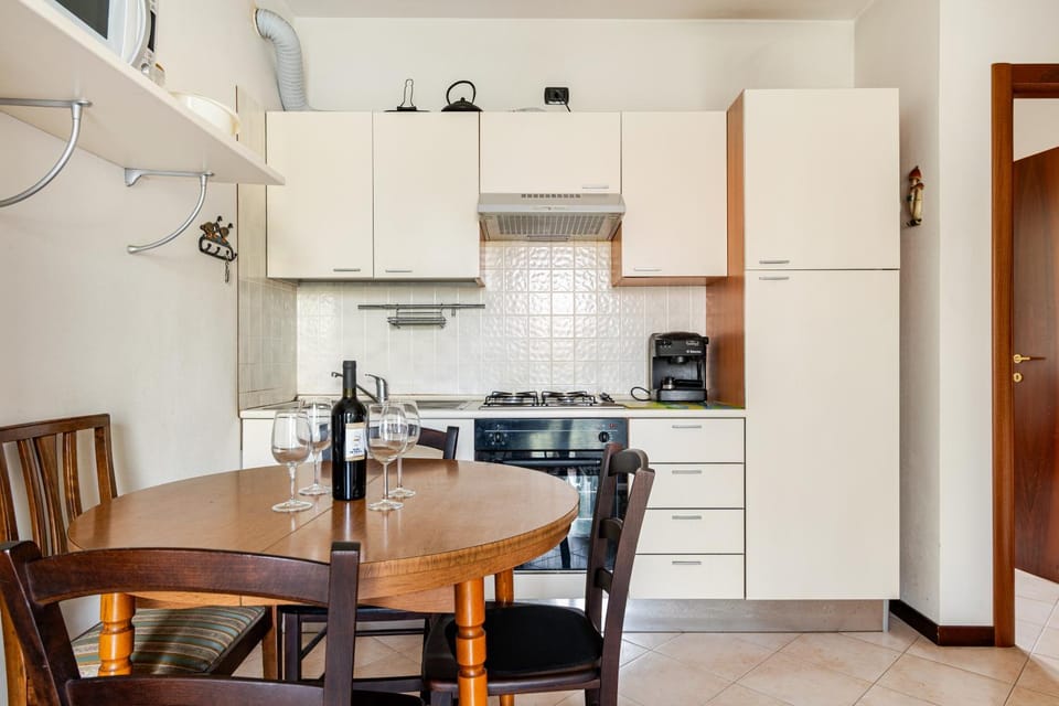 Kitchen or kitchenette, Dining area, oven
