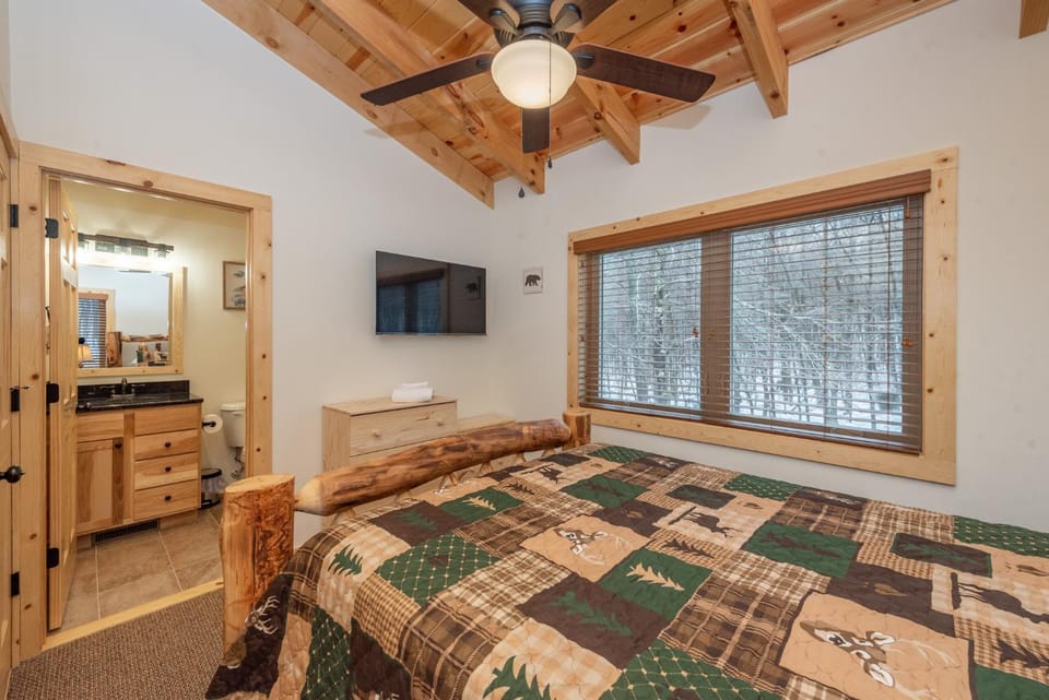 Blue Mountain Cabin Cabin in McHenry