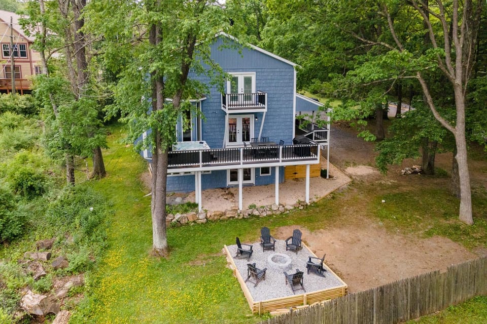 Blue Skies by Railey Vacations House in Deep Creek Lake