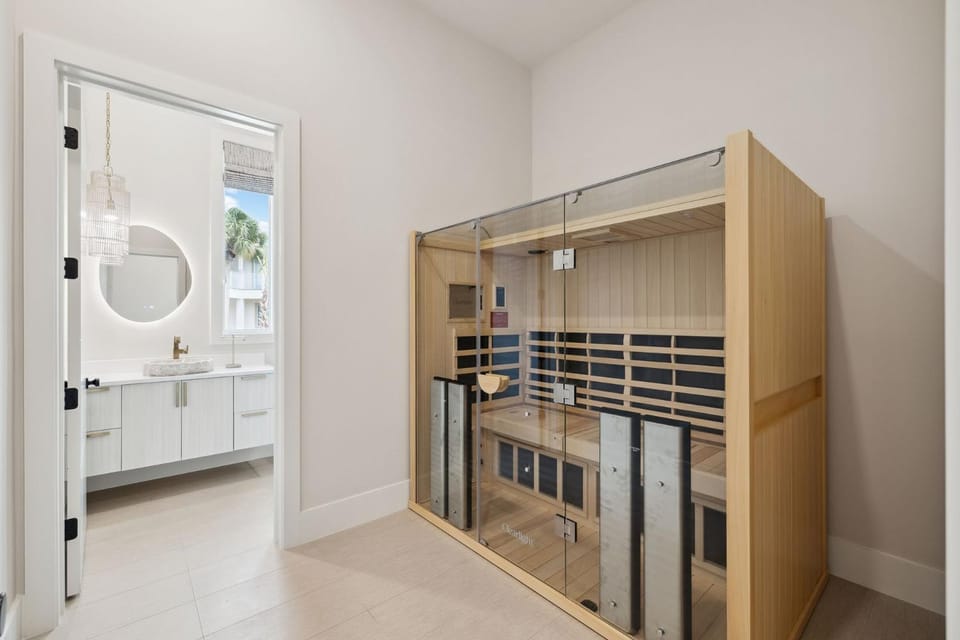 La Villa Nadia - Lakefront Luxury Vacation Rental in Destiny with Private Pool House in Destin