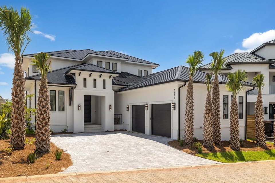 La Villa Nadia - Lakefront Luxury Vacation Rental in Destiny with Private Pool House in Destin