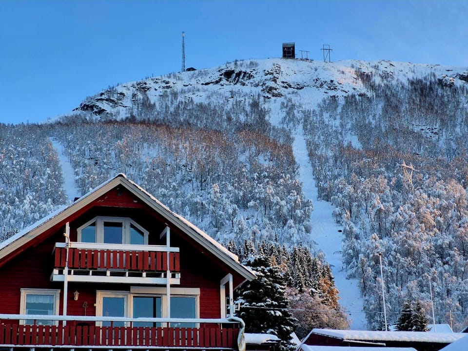 Fjellheisen Lodge l Amazing Sea & Mountain View Apartment in Tromso