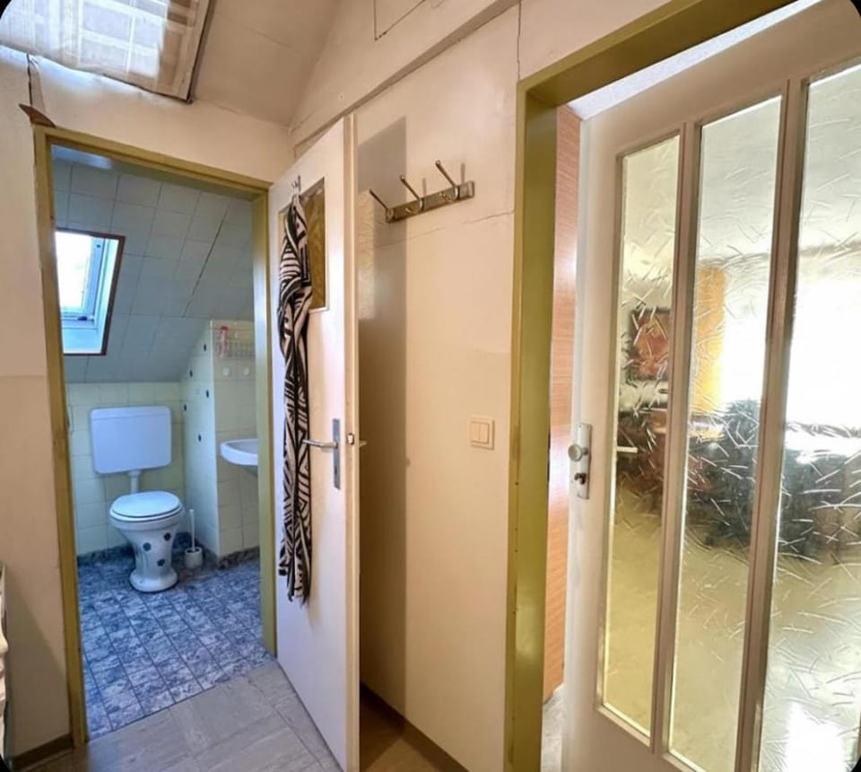 Private Top Floor Apartment near Sana Klinik Bed and Breakfast in Offenbach