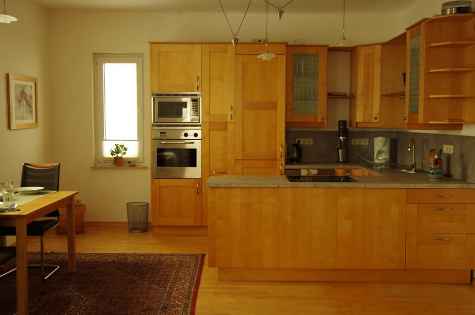 Coffee/tea facilities, Kitchen or kitchenette, Dining area, dishwasher, oven, pet friendly, stove, toaster
