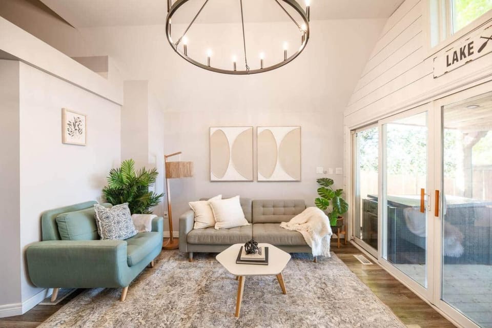 Luma Lakehouse Icewine Lakefront | Deck + Hot Tub House in Saint Catharines