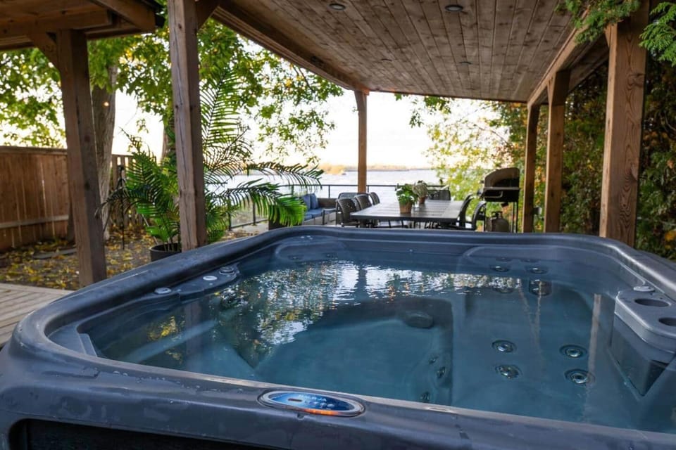 Luma Lakehouse Icewine Lakefront | Deck + Hot Tub House in Saint Catharines