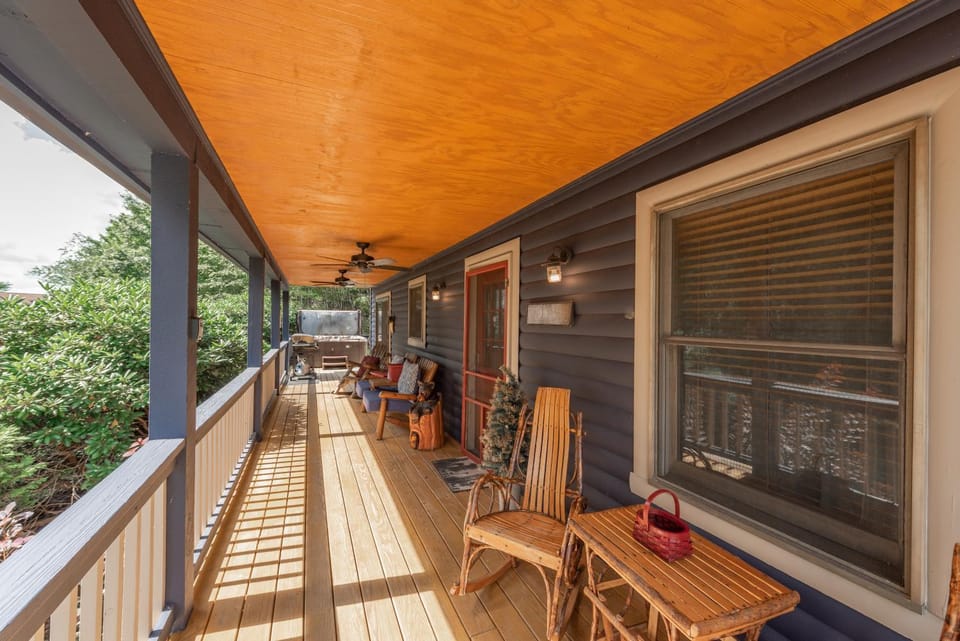 Campfire Cottage by Railey Vacations House in Deep Creek Lake