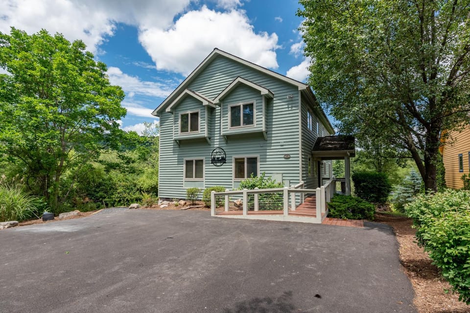 Castaway Cove by Railey Vacations House in Deep Creek Lake