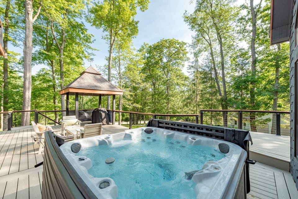 Castle Off the Shore by Railey Vacations House in Deep Creek Lake