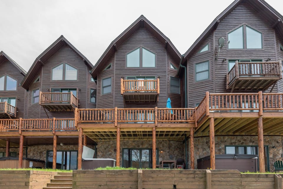 Cedar Shores Villa #02 by Railey Vacations House in McHenry