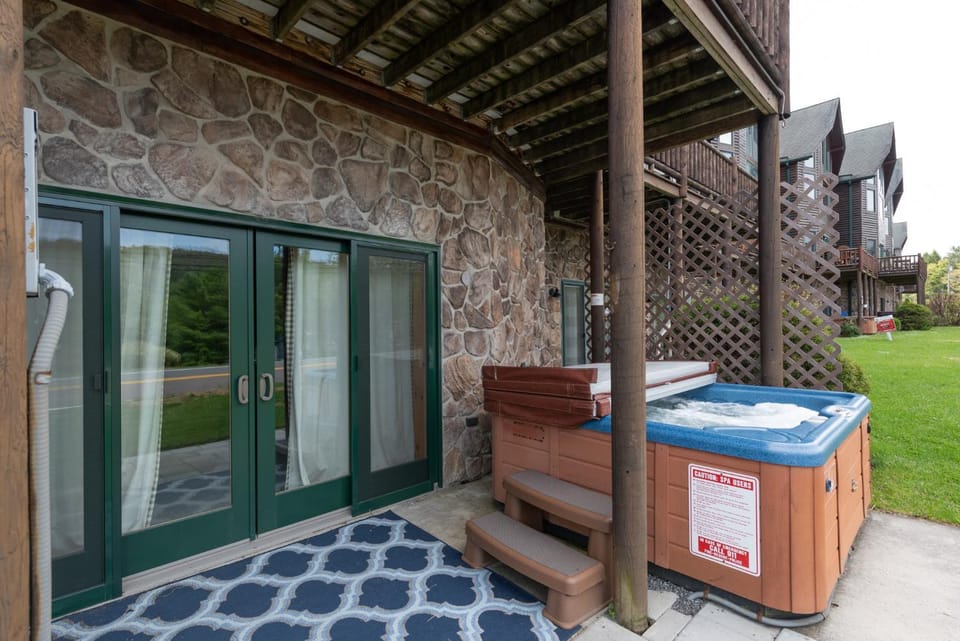 Cedar Shores Villa #19 Bed and Breakfast in McHenry