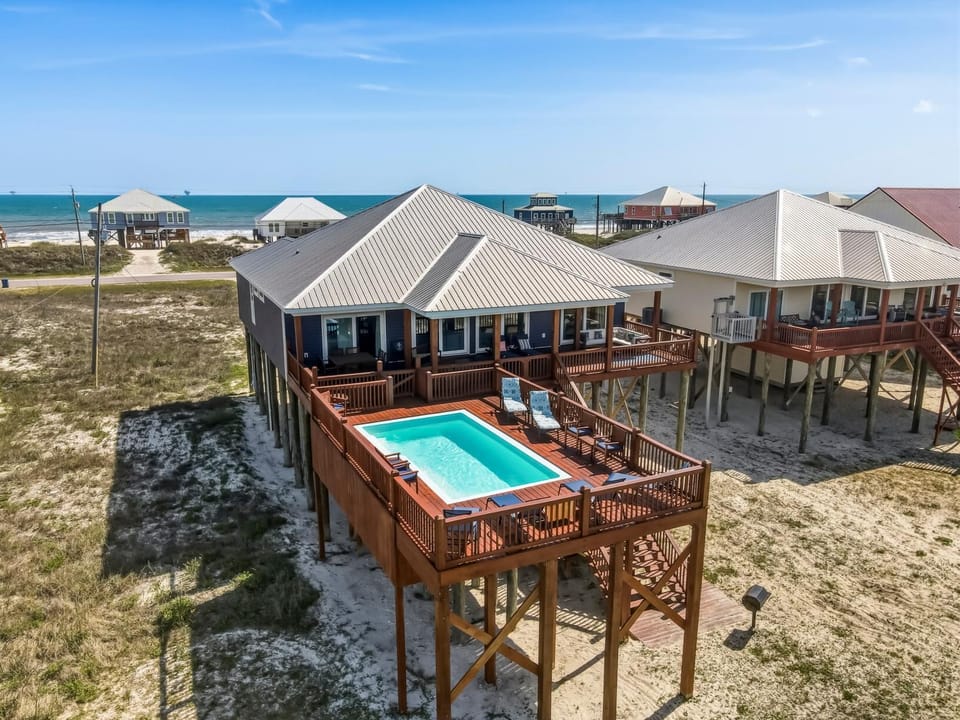 Property building, Day, Neighbourhood, Bird's eye view, Balcony/Terrace, Beach, Swimming pool