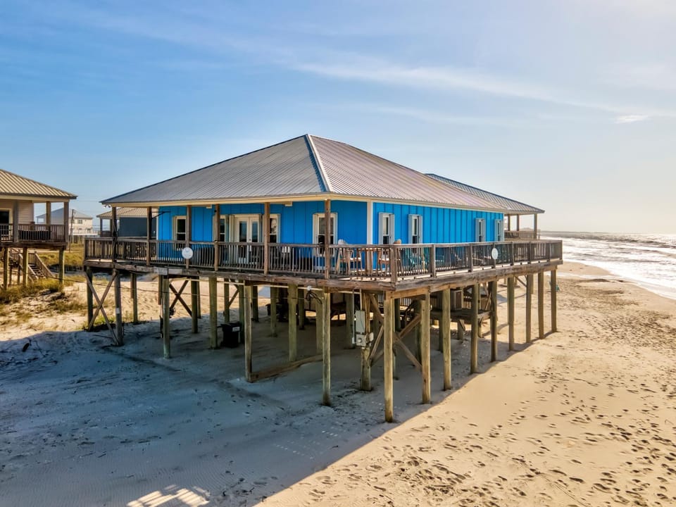 Property building, Day, Balcony/Terrace, Beach