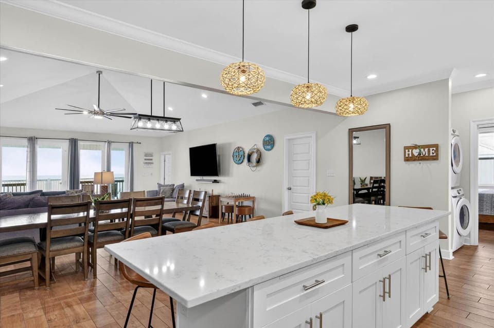 Day, TV and multimedia, Kitchen or kitchenette, Living room, Seating area, Dining area, furniture, dryer, kitchen