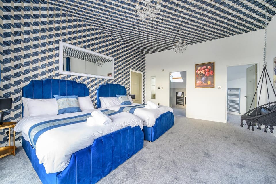 Spacious 6 Bedroom Escape with Hot Tub, Games Room & Karaoke in Yorkshire House in Dewsbury