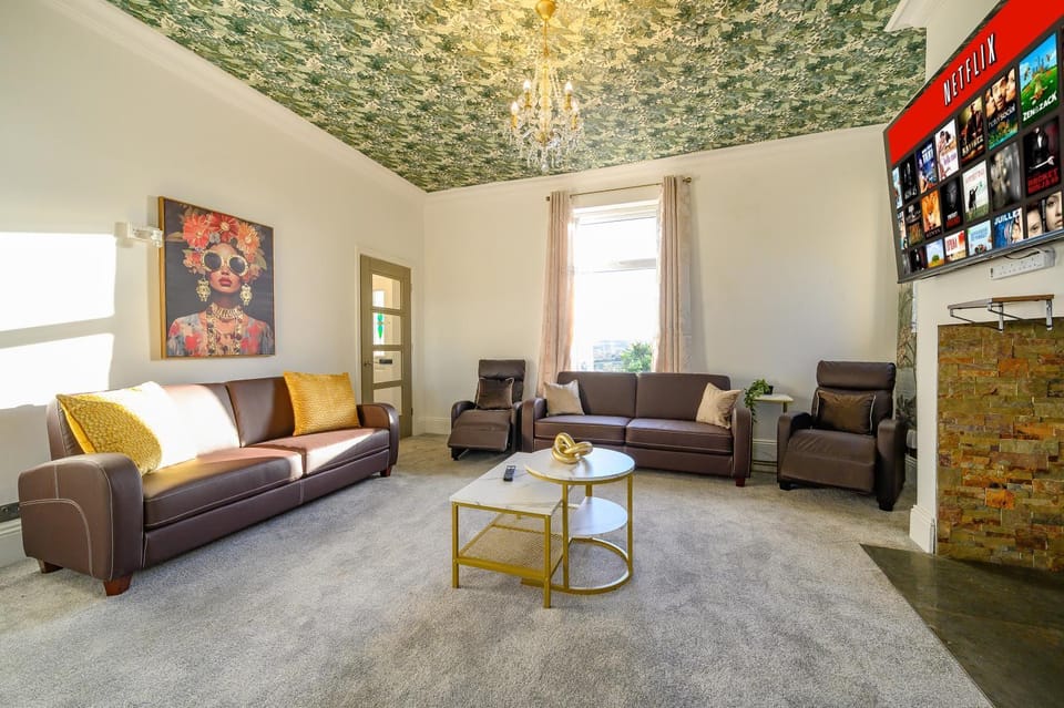 Spacious 6 Bedroom Escape with Hot Tub, Games Room & Karaoke in Yorkshire House in Dewsbury