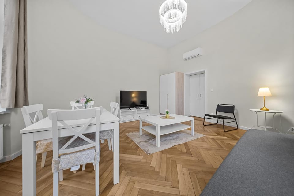 Communal lounge/ TV room, TV and multimedia, Living room, Dining area, Dinner