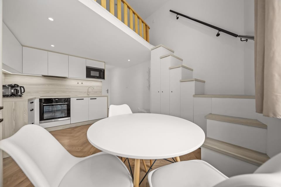 Coffee/tea facilities, Dining area, microwave, oven, kitchen