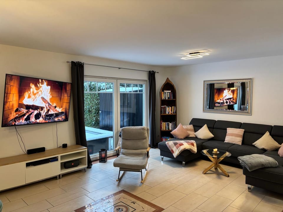 Communal lounge/ TV room, Communal lounge/ TV room, TV and multimedia, Living room, Seating area, Evening entertainment