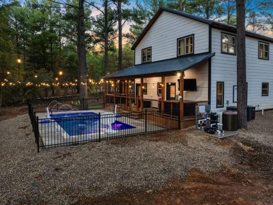 Heated Pool, MiniGolf, Hot Tub, FirePit, Sleeps 14 House in Oklahoma