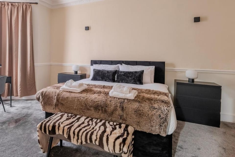 Bed, Photo of the whole room, Bedroom, towels