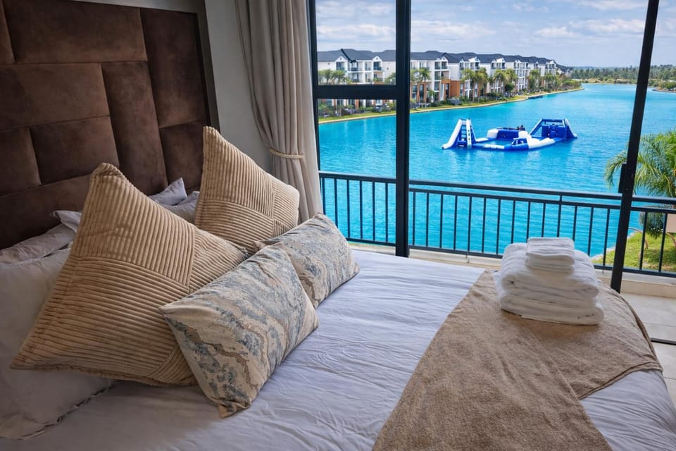 Bed, View (from property/room), Bedroom, Garden view, Lake view, Pool view, internet