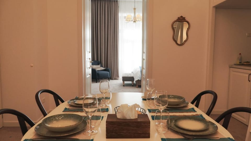 Seating area, Dining area