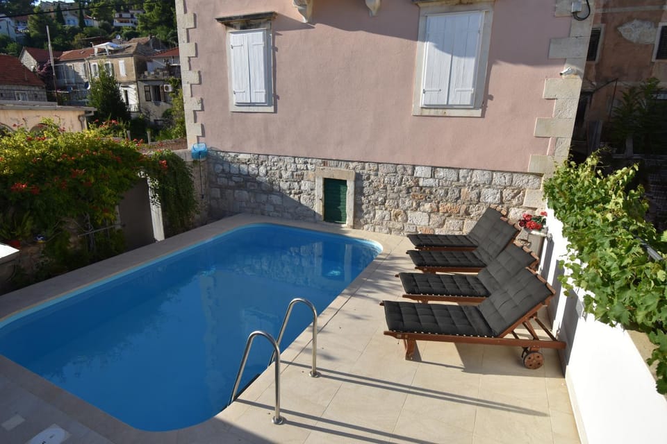 Property building, Patio, Day, Balcony/Terrace, Swimming pool, sunbed