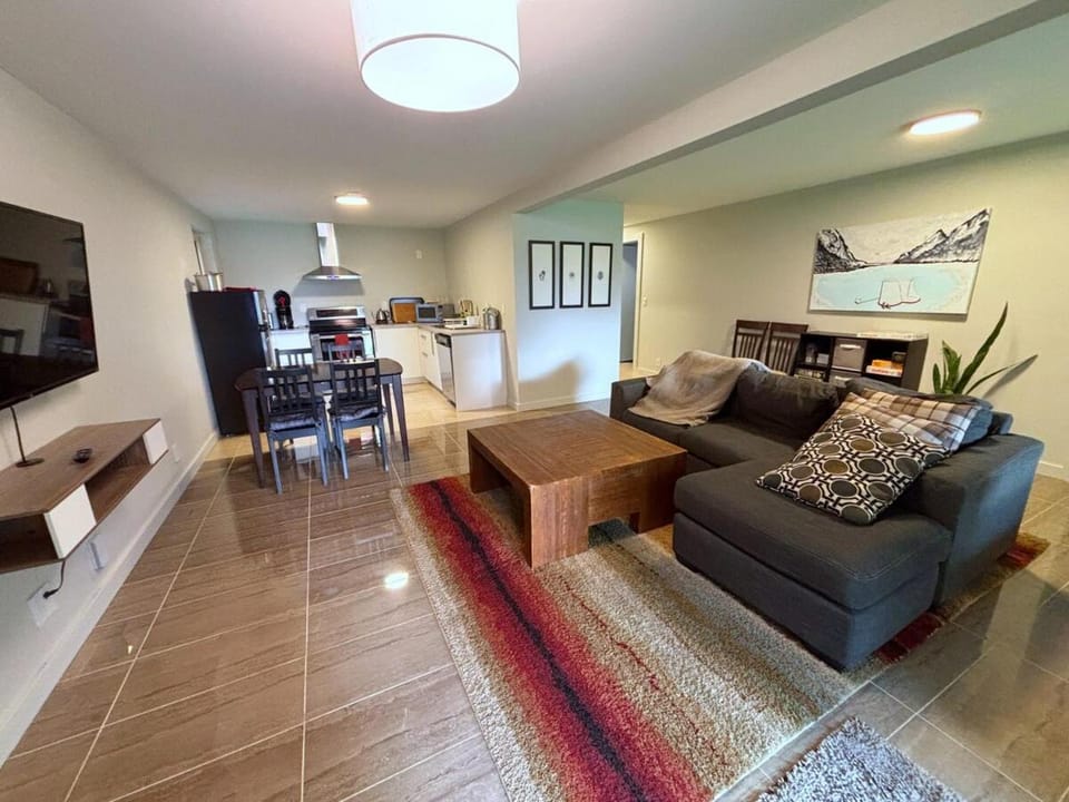 TV and multimedia, Kitchen or kitchenette, Living room, Seating area, Dining area