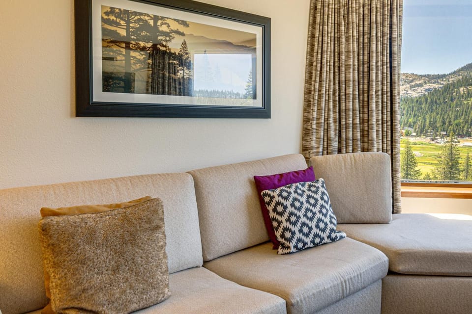 Near Aerial Tram + Village: Everline Resort Condo! House in Palisades Tahoe (Olympic Valley)