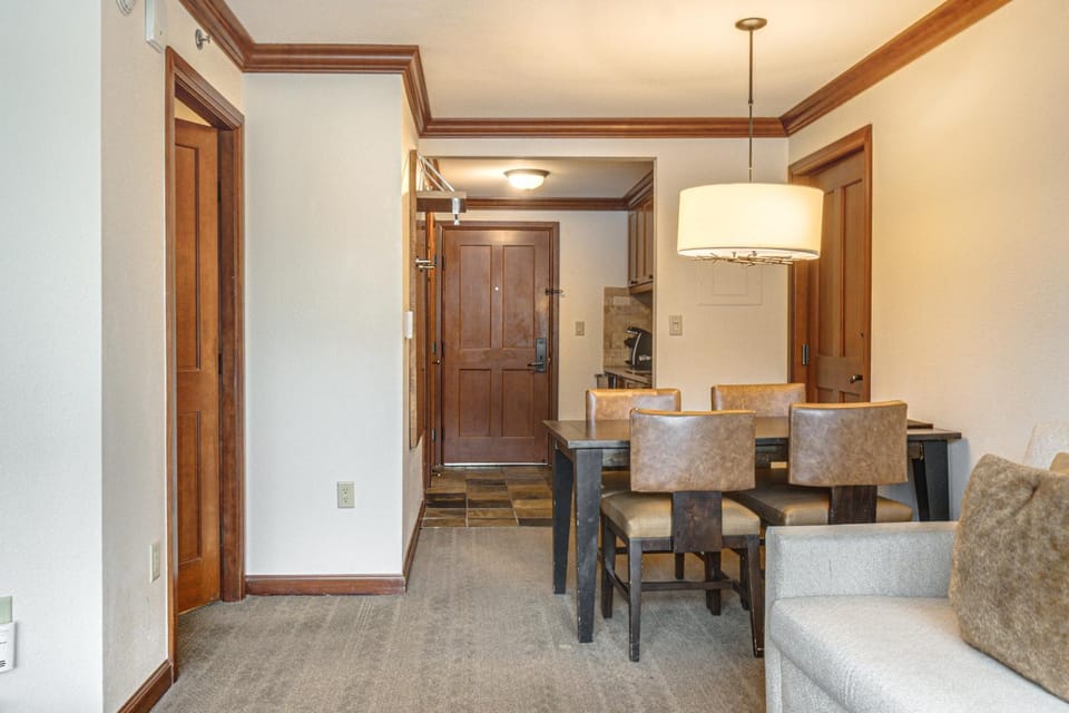 7th-Floor Everline Suite w/ Summer Resort Perks! House in Palisades Tahoe (Olympic Valley)