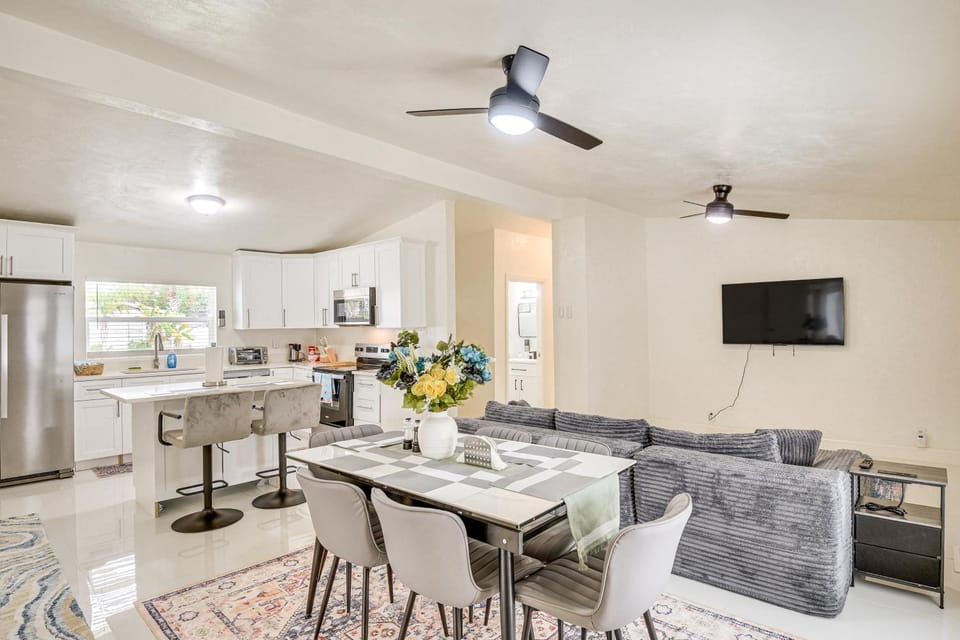 Walk to Romano Beachfront Park: Airy Home w/ Yard House in Ormond Beach