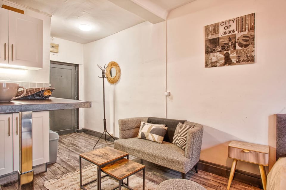 Living room, Seating area, Dining area, stove