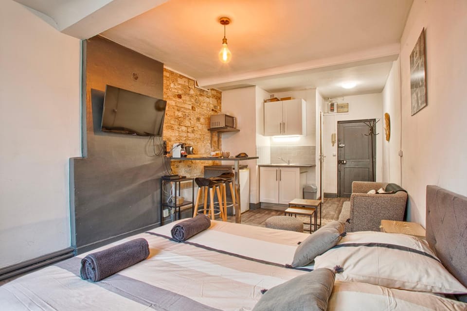 Bed, Kitchen or kitchenette, Living room, Seating area, Dining area