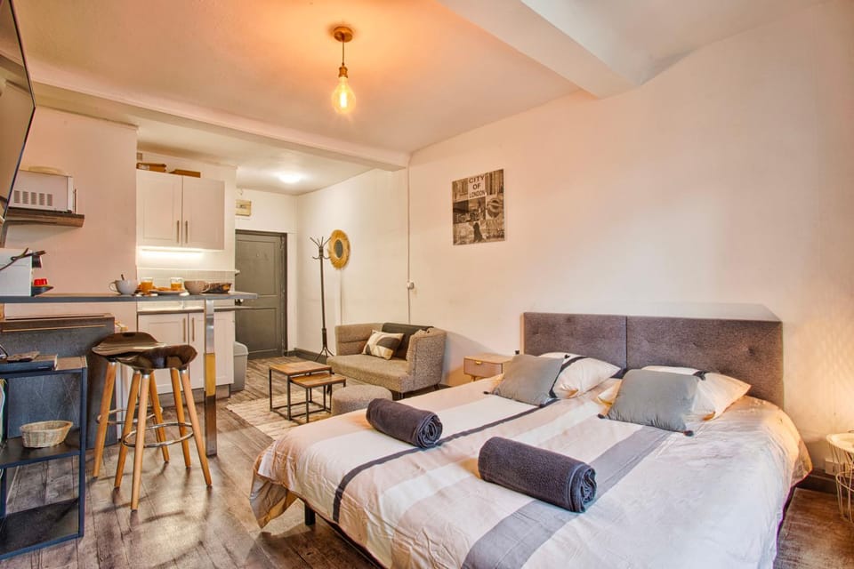 Kitchen or kitchenette, Photo of the whole room, Dining area, Bedroom