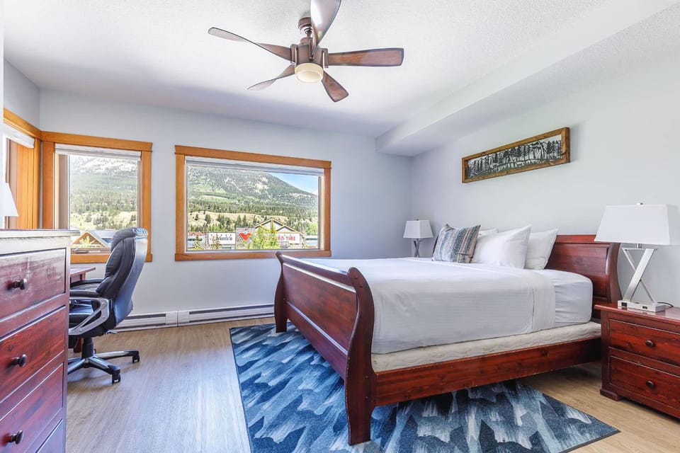 Heart of Canmore - Pet Friendly with Shared Rooftop Hot Tub House in Canmore