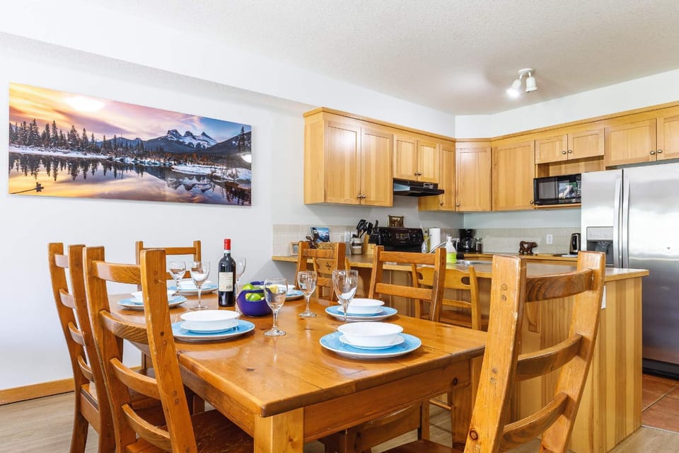 Heart of Canmore - Pet Friendly with Shared Rooftop Hot Tub House in Canmore