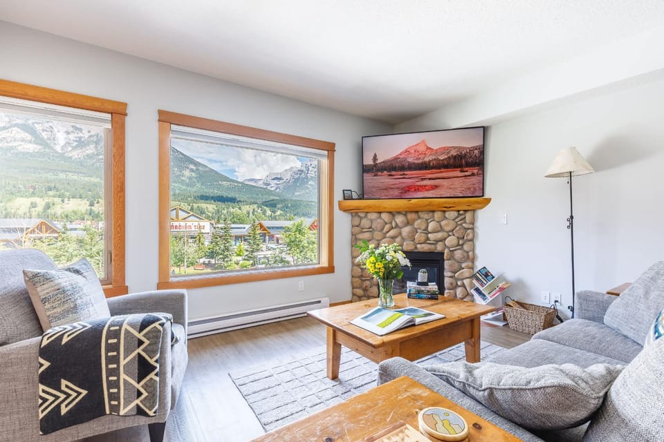 Heart of Canmore - Pet Friendly with Shared Rooftop Hot Tub House in Canmore