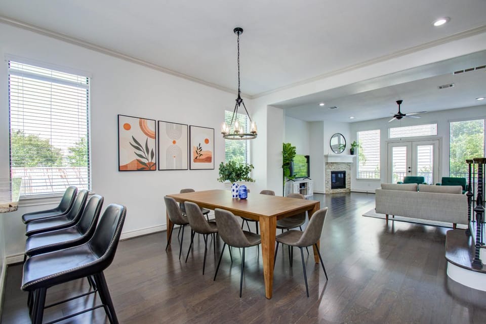 Elegant 3BR 3 5Bath Home with Private Pool House in Houston