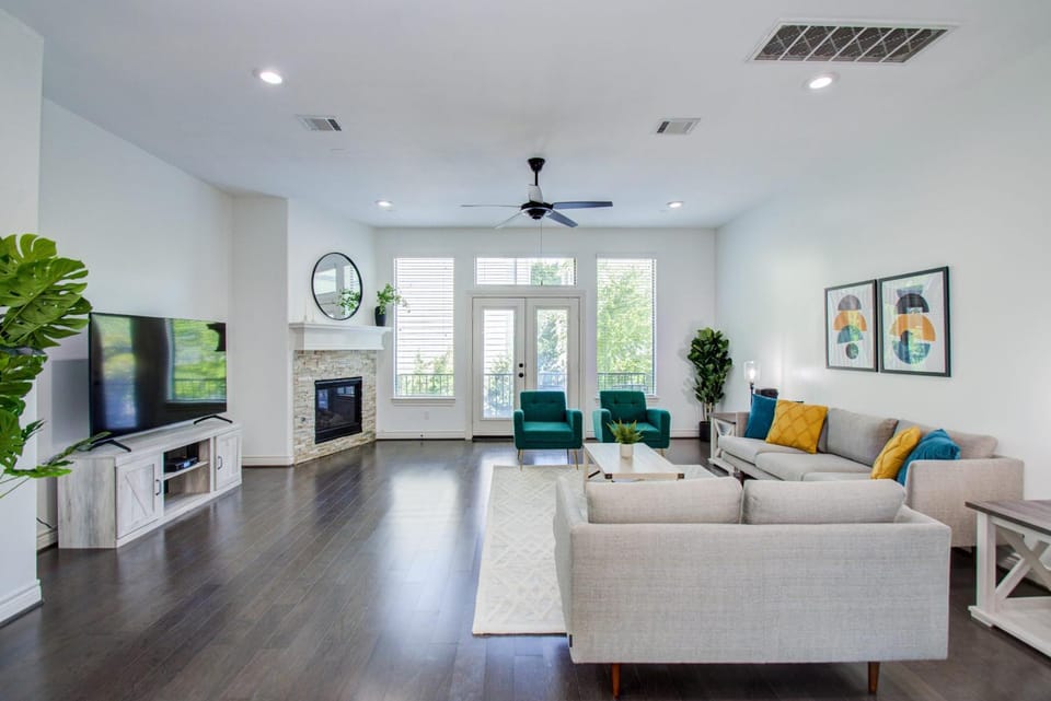 Elegant 3BR 3 5Bath Home with Private Pool House in Houston