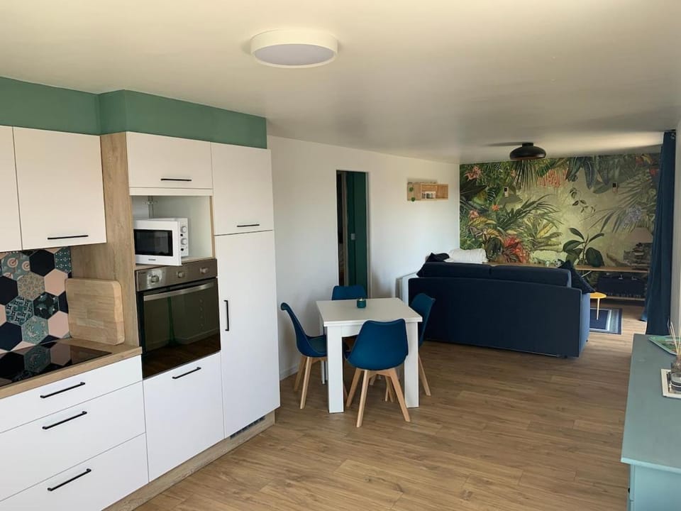 Kitchen or kitchenette, Dining area, oven