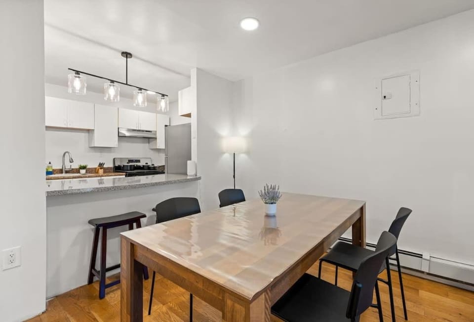 One Hamilton Essentials - 3 Bedroom 2 Bathroom Apt Mins to NYC Apartment in Jersey City
