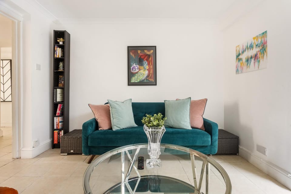 Spacious 2 Bed, 2 Bath Zone 2 Flat with Garden Apartment in London