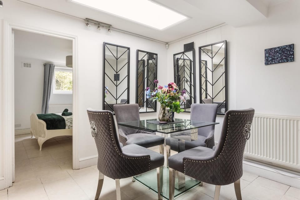Spacious 2 Bed, 2 Bath Zone 2 Flat with Garden Apartment in London