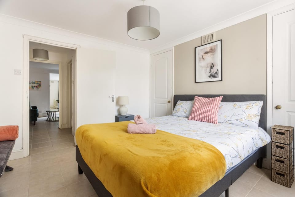 Spacious 2 Bed, 2 Bath Zone 2 Flat with Garden Apartment in London