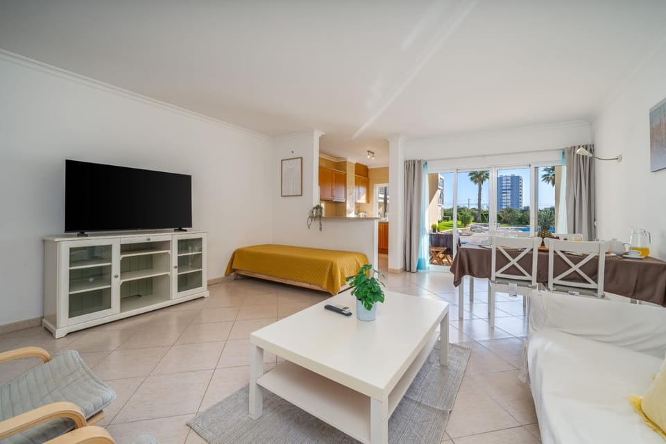 Bed, TV and multimedia, Kitchen or kitchenette, Living room, Seating area, Dining area, Garden view, Pool view, Inner courtyard view, internet
