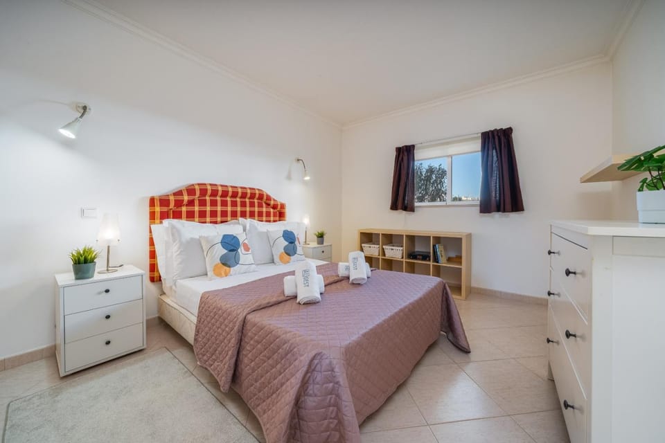 Bed, Photo of the whole room, Decorative detail, Bedroom, internet, towels
