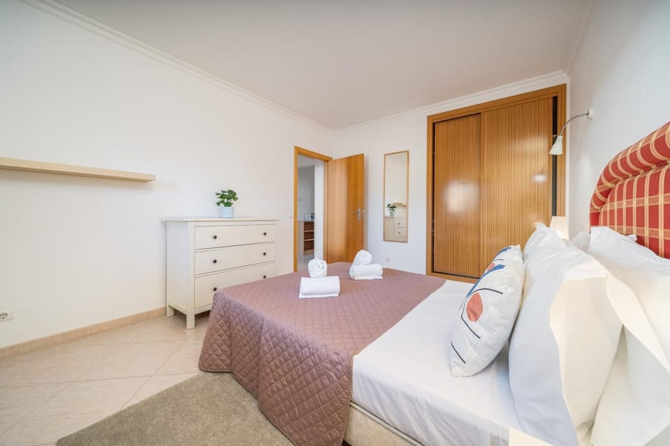 Bed, Photo of the whole room, Bedroom, internet, towels, wardrobe