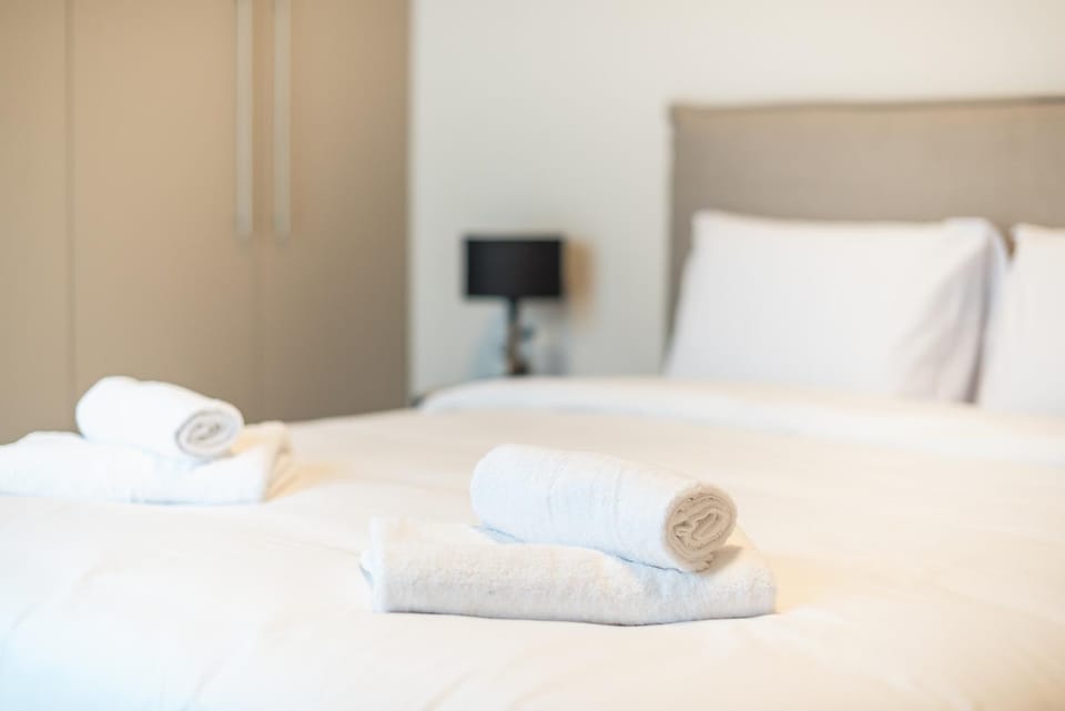 Bed, Bedroom, towels